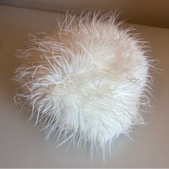 LE CHATEAU | White faux fur fuzzy elegant fall winter warm hat - Picture 9 of 10